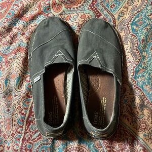 Tom’s men’s size 10 grey